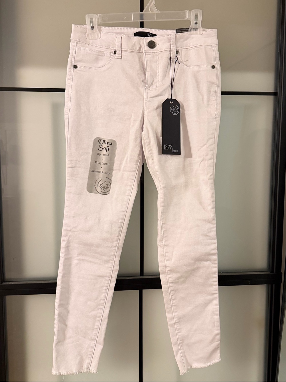1822 Denim Ankle Skinny Jeans
Women’s Size 8 White Ultra Soft Stretch
Raw Hem